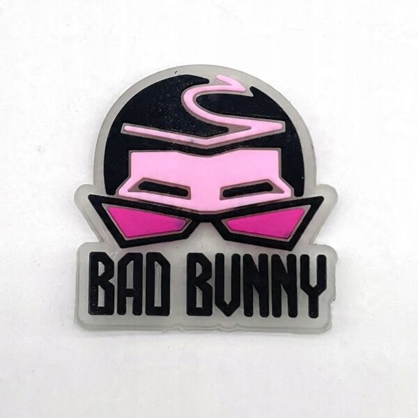 Przypinka Bad Bunny fluorescencyjna do Crocs