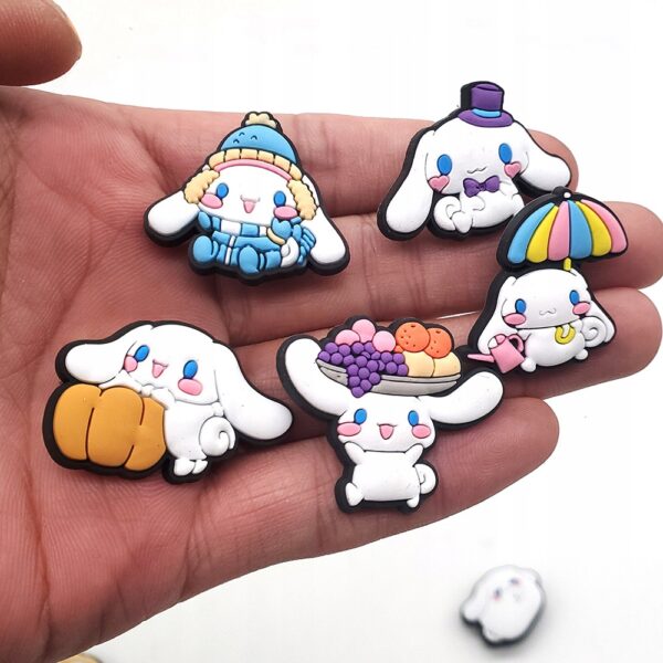 Przypinka Zimowy Cinnamoroll Hello Kitty do Crocs - obrazek 4